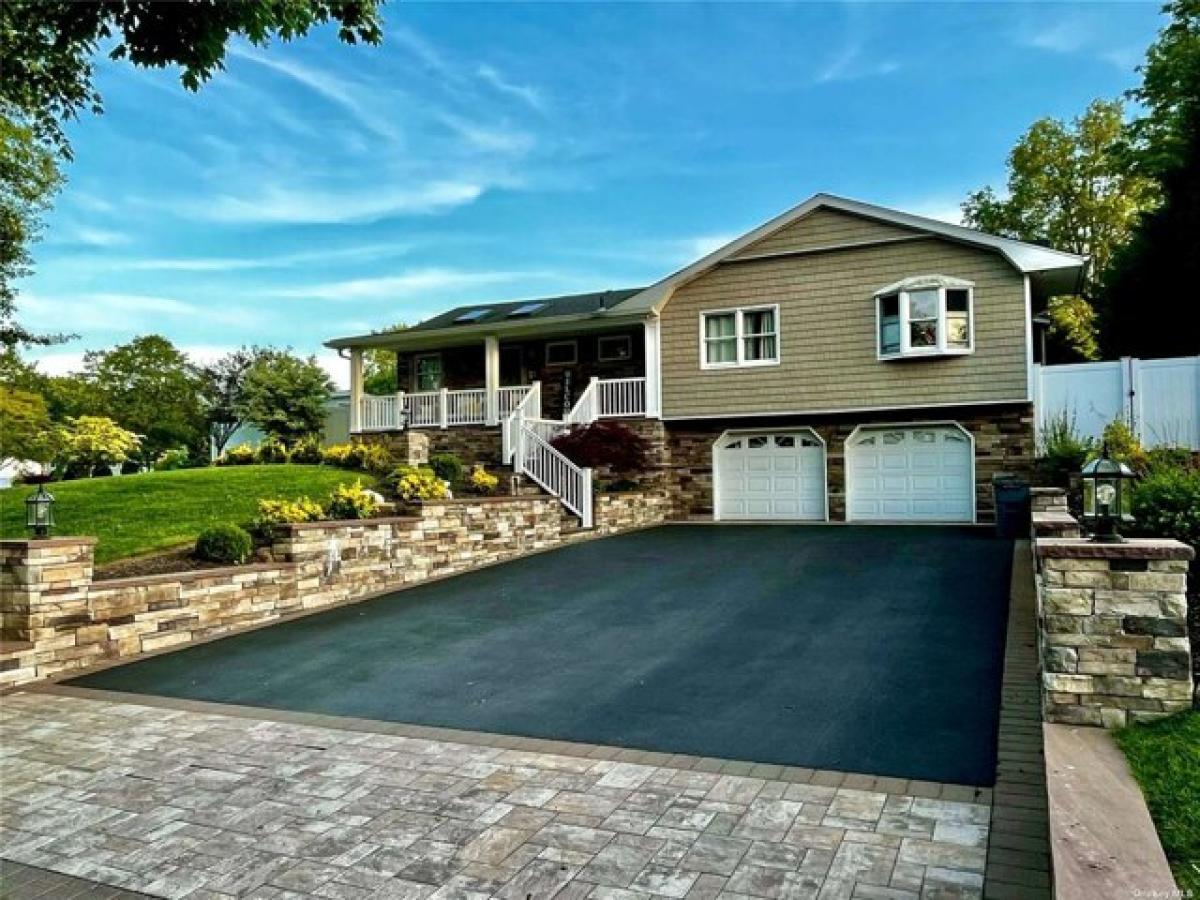 Picture of Home For Sale in Hauppauge, New York, United States