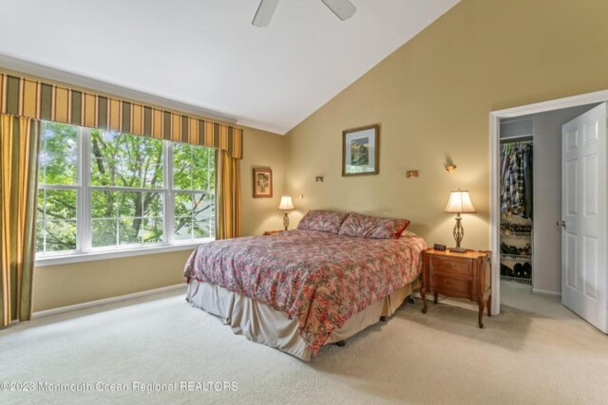 Picture of Home For Sale in Colts Neck, New Jersey, United States