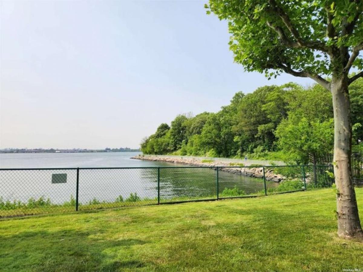 Picture of Home For Sale in College Point, New York, United States