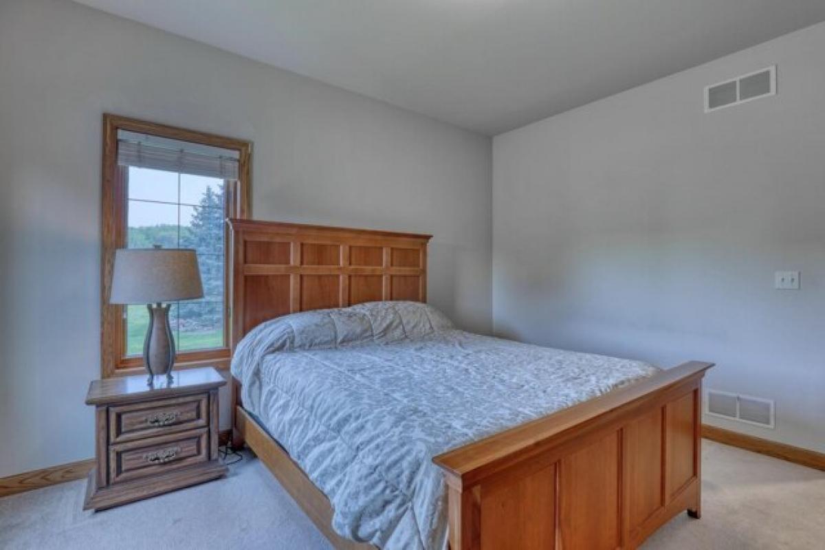 Picture of Home For Sale in Pewaukee, Wisconsin, United States