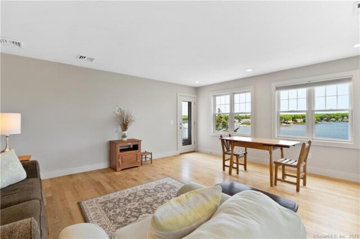 Picture of Home For Sale in East Lyme, Connecticut, United States