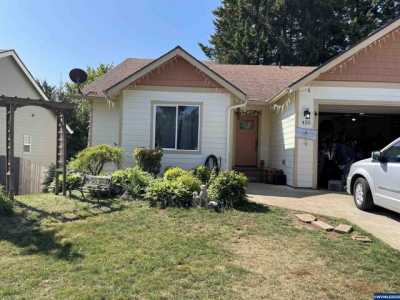 Home For Sale in Willamina, Oregon