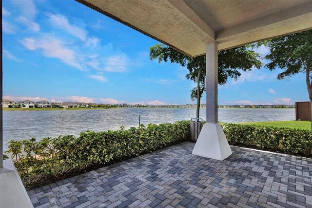 Picture of Home For Sale in Miami Lakes, Florida, United States