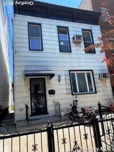 Home For Rent in Astoria, New York
