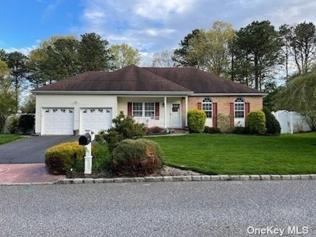 Picture of Home For Sale in Coram, New York, United States