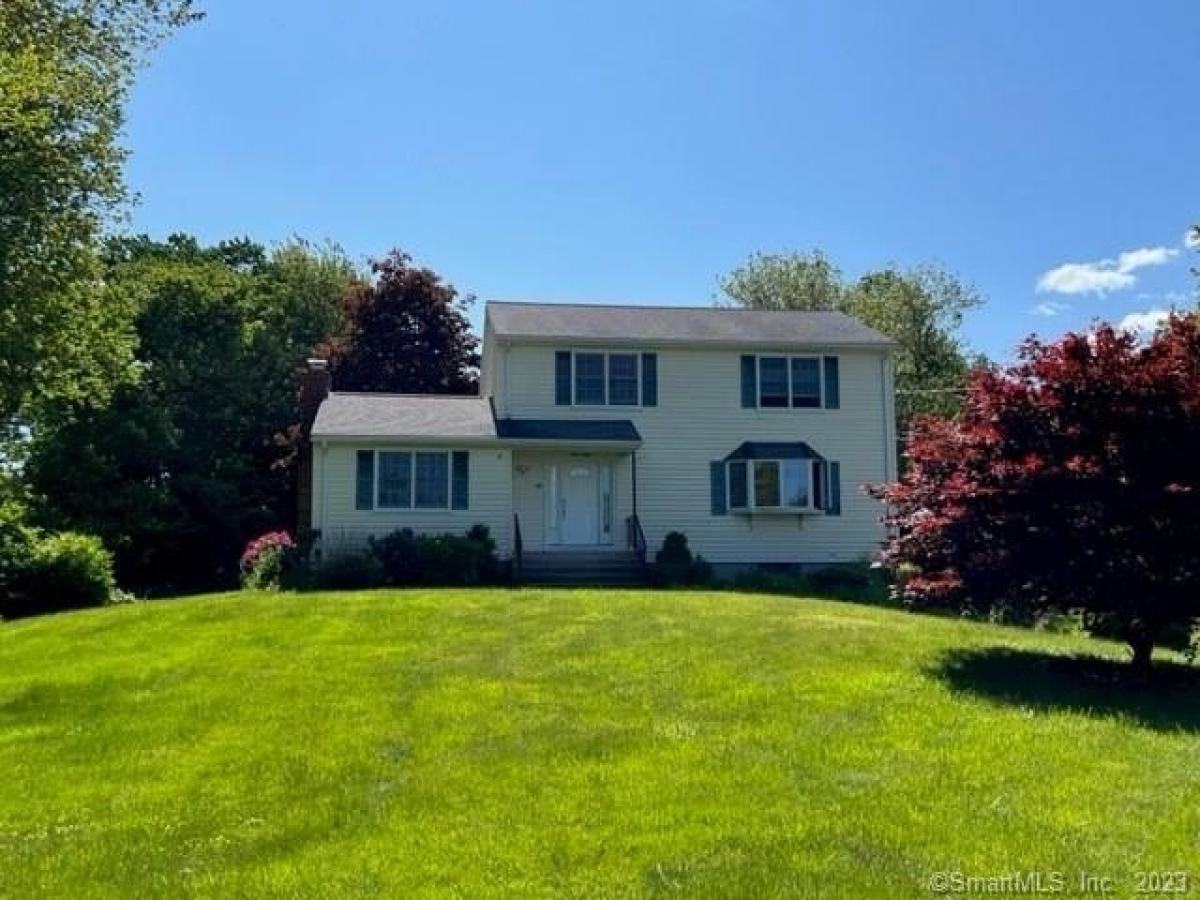 Picture of Home For Sale in Trumbull, Connecticut, United States