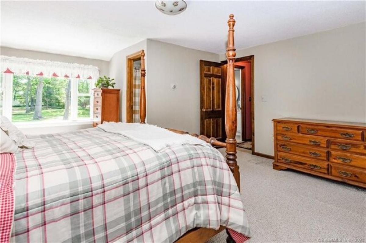 Picture of Home For Sale in Southington, Connecticut, United States