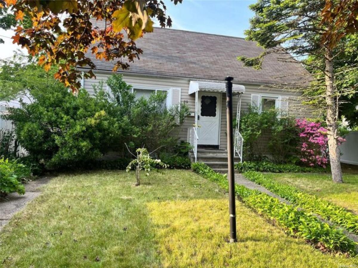 Picture of Home For Sale in Roosevelt, New York, United States