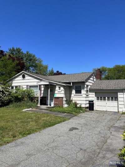 Home For Sale in Wayne, New Jersey