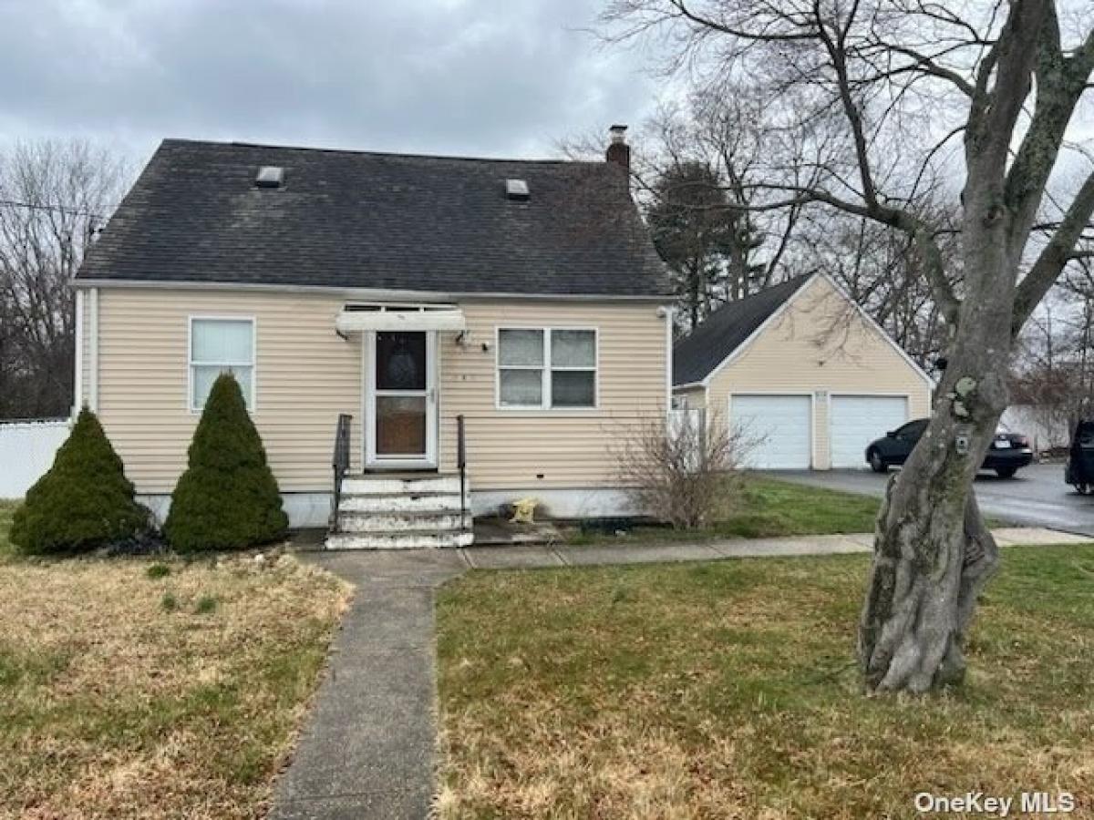 Picture of Home For Sale in Central Islip, New York, United States
