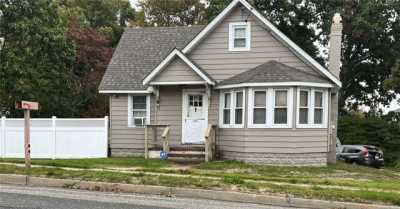 Home For Sale in Ronkonkoma, New York