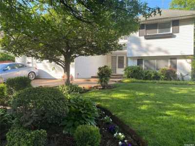 Home For Sale in Woodmere, New York