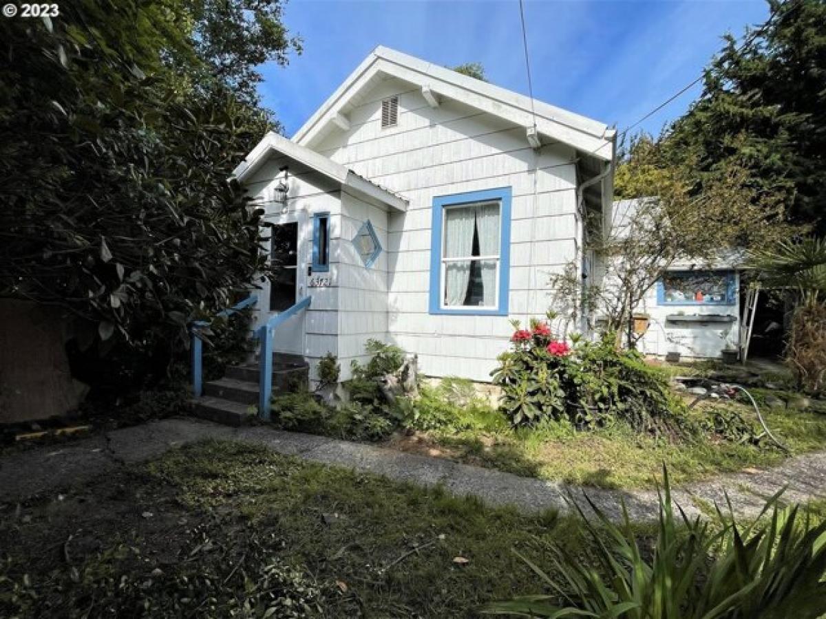 Picture of Home For Sale in Coos Bay, Oregon, United States