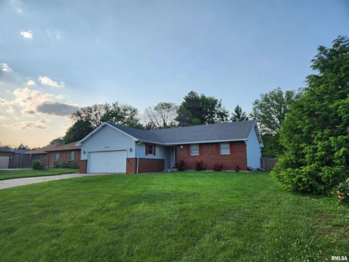 Picture of Home For Sale in Jacksonville, Illinois, United States