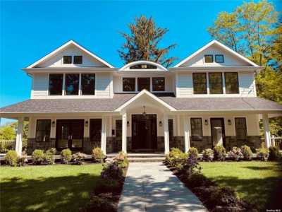 Home For Sale in Port Washington, New York
