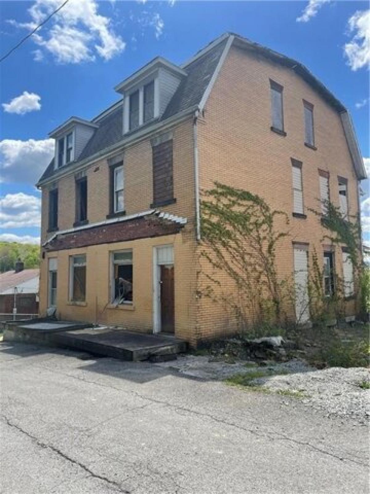 Picture of Home For Sale in Connellsville, Pennsylvania, United States