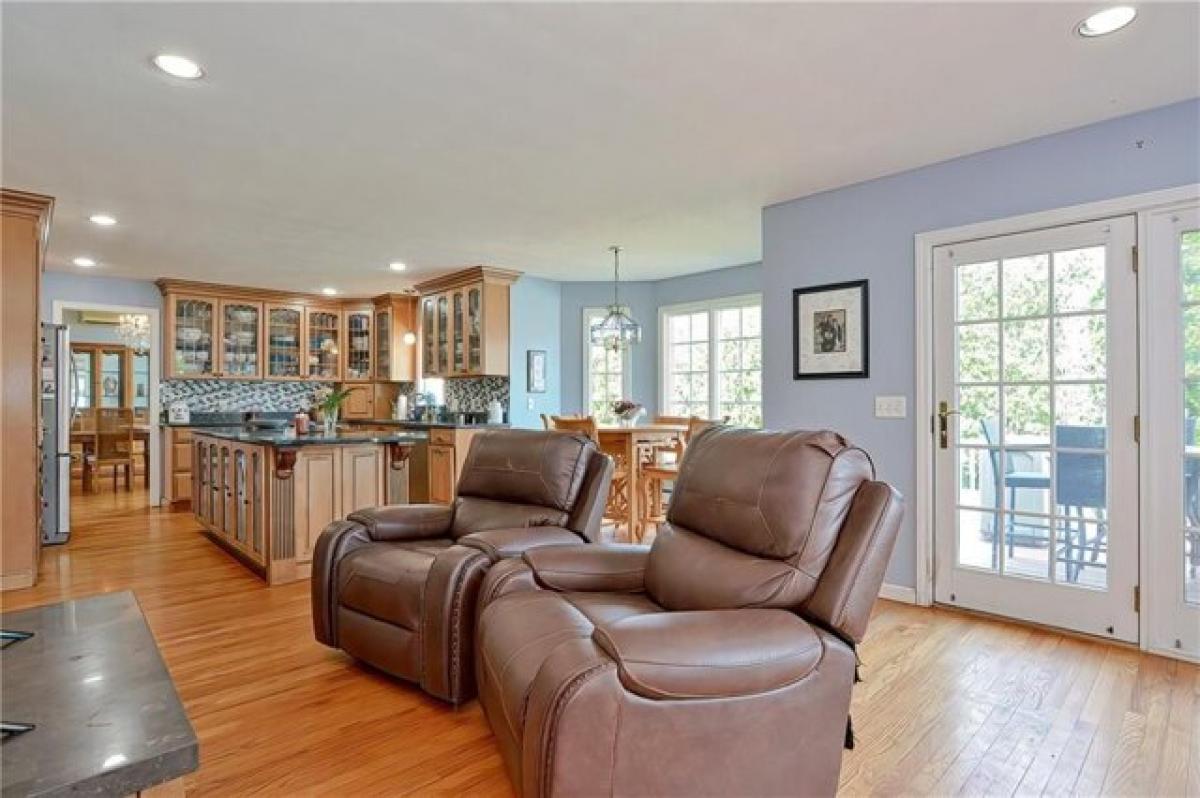 Picture of Home For Sale in Bristol, Rhode Island, United States