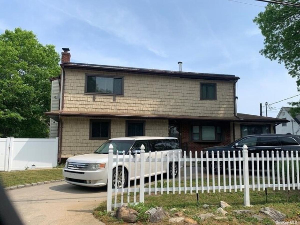 Picture of Home For Sale in Ronkonkoma, New York, United States