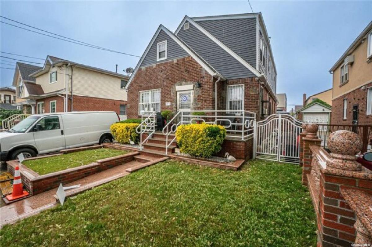 Picture of Home For Sale in South Ozone Park, New York, United States