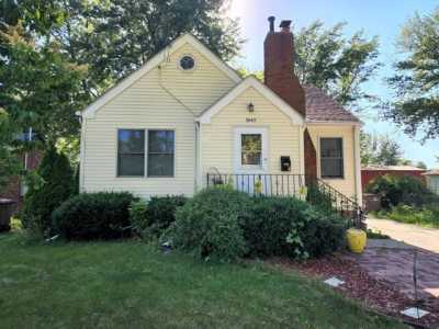Home For Sale in Windsor Heights, Iowa