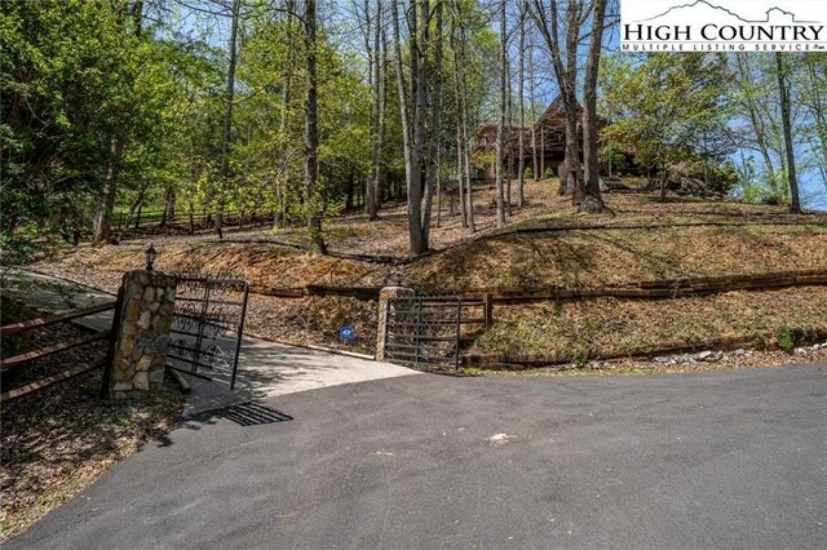 Picture of Home For Sale in Piney Creek, North Carolina, United States