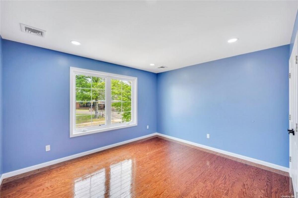 Picture of Home For Sale in Levittown, New York, United States