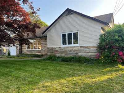 Home For Sale in Deer Park, New York