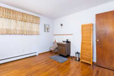 Home For Sale in Lindenhurst, New York