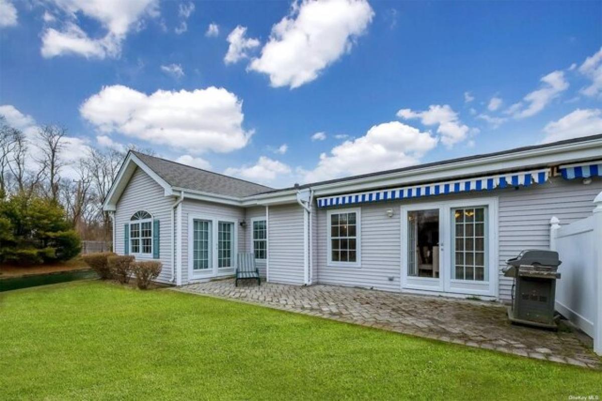 Picture of Home For Sale in Moriches, New York, United States