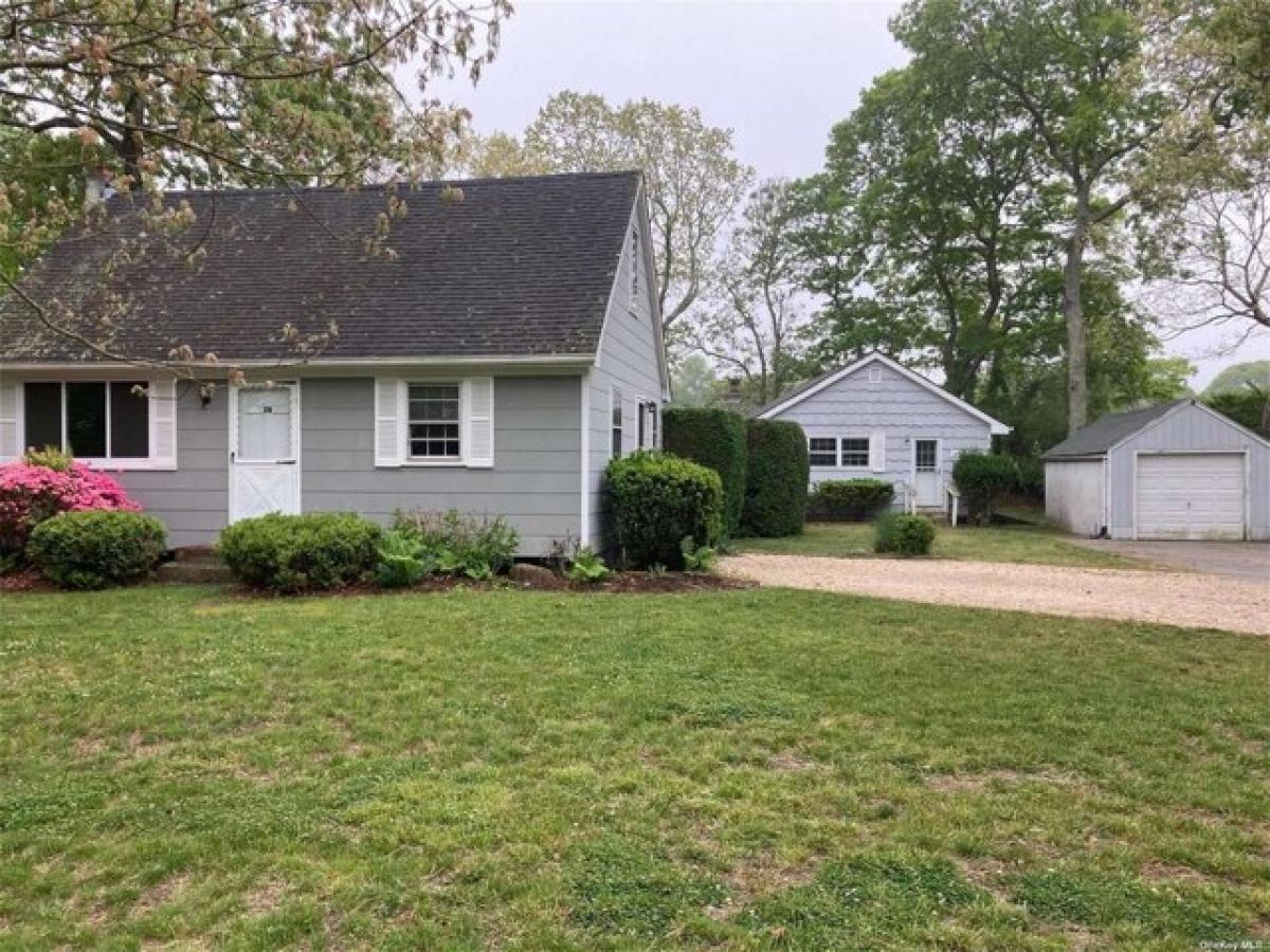 Picture of Home For Sale in Hampton Bays, New York, United States