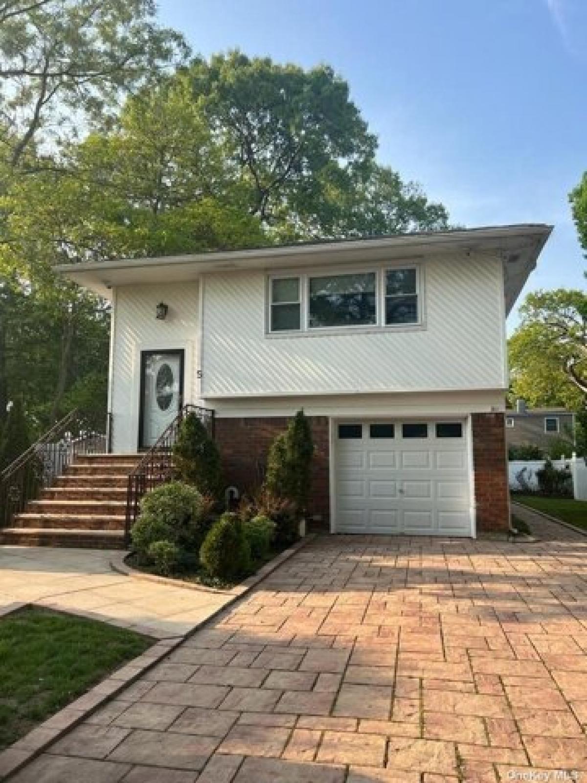 Picture of Home For Sale in Massapequa, New York, United States