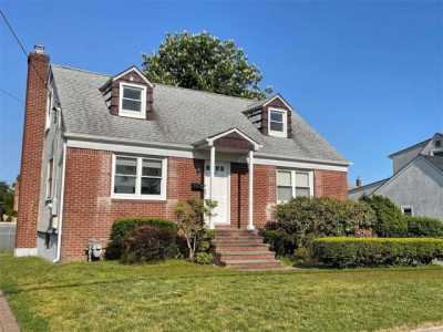 Home For Sale in North Bellmore, New York
