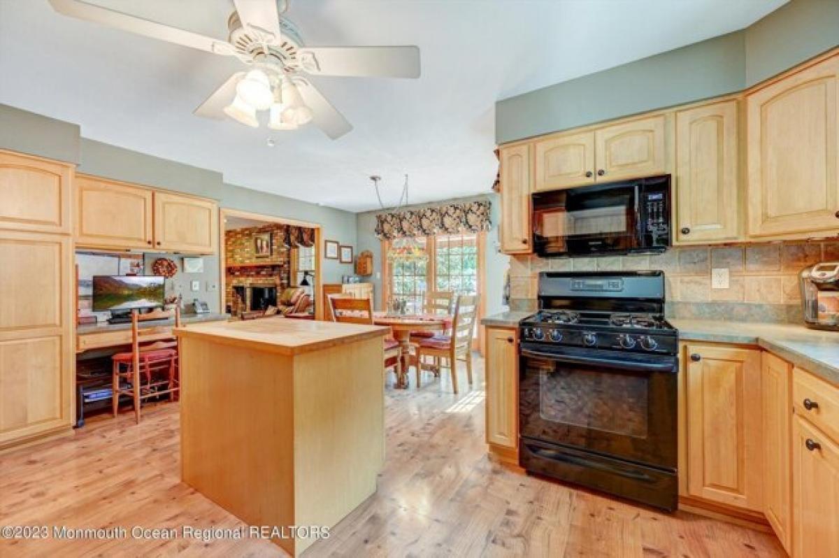 Picture of Home For Sale in Holmdel, New Jersey, United States