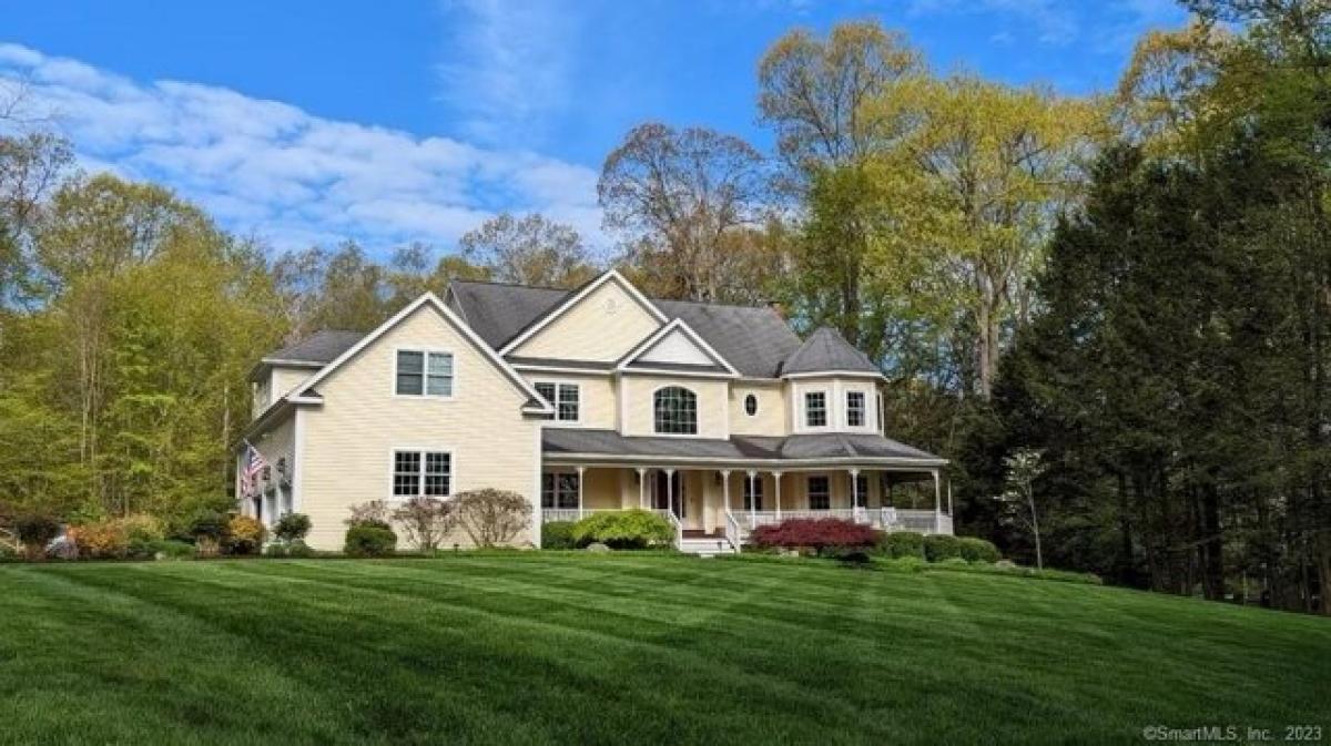 Picture of Home For Sale in Newtown, Connecticut, United States