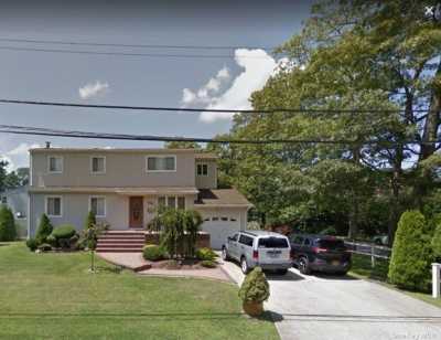 Home For Rent in West Islip, New York