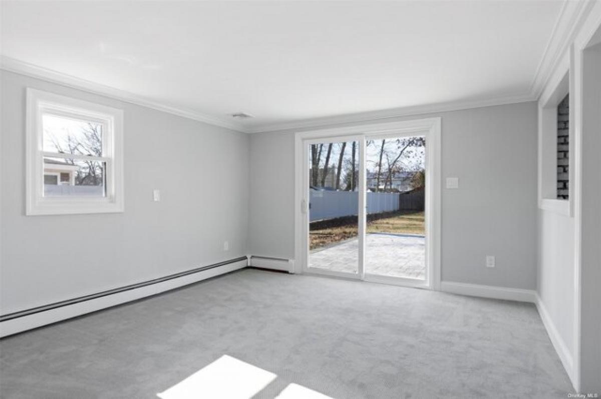 Picture of Home For Sale in West Islip, New York, United States