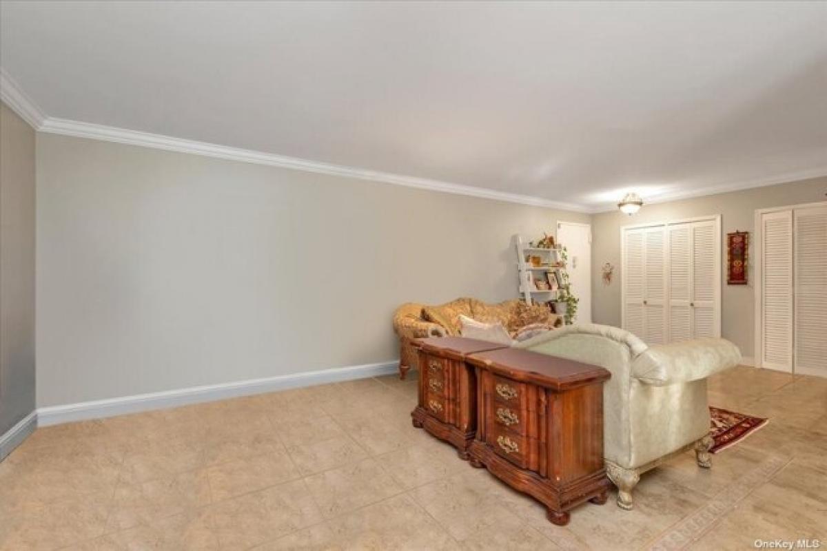 Picture of Home For Sale in Lynbrook, New York, United States