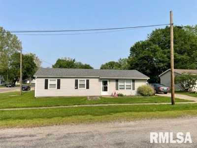 Home For Sale in Greenview, Illinois