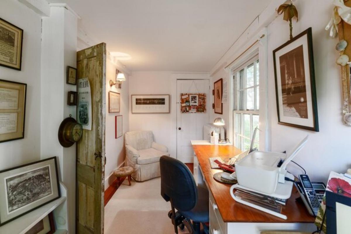 Picture of Home For Sale in Vineyard Haven, Massachusetts, United States