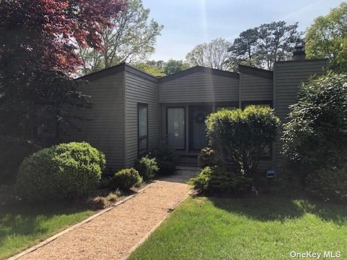Picture of Home For Sale in Hampton Bays, New York, United States