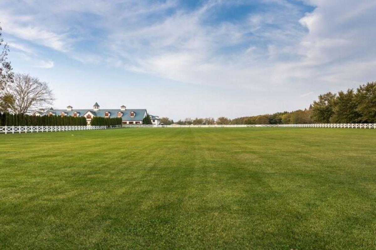 Picture of Home For Sale in Bridgehampton, New York, United States