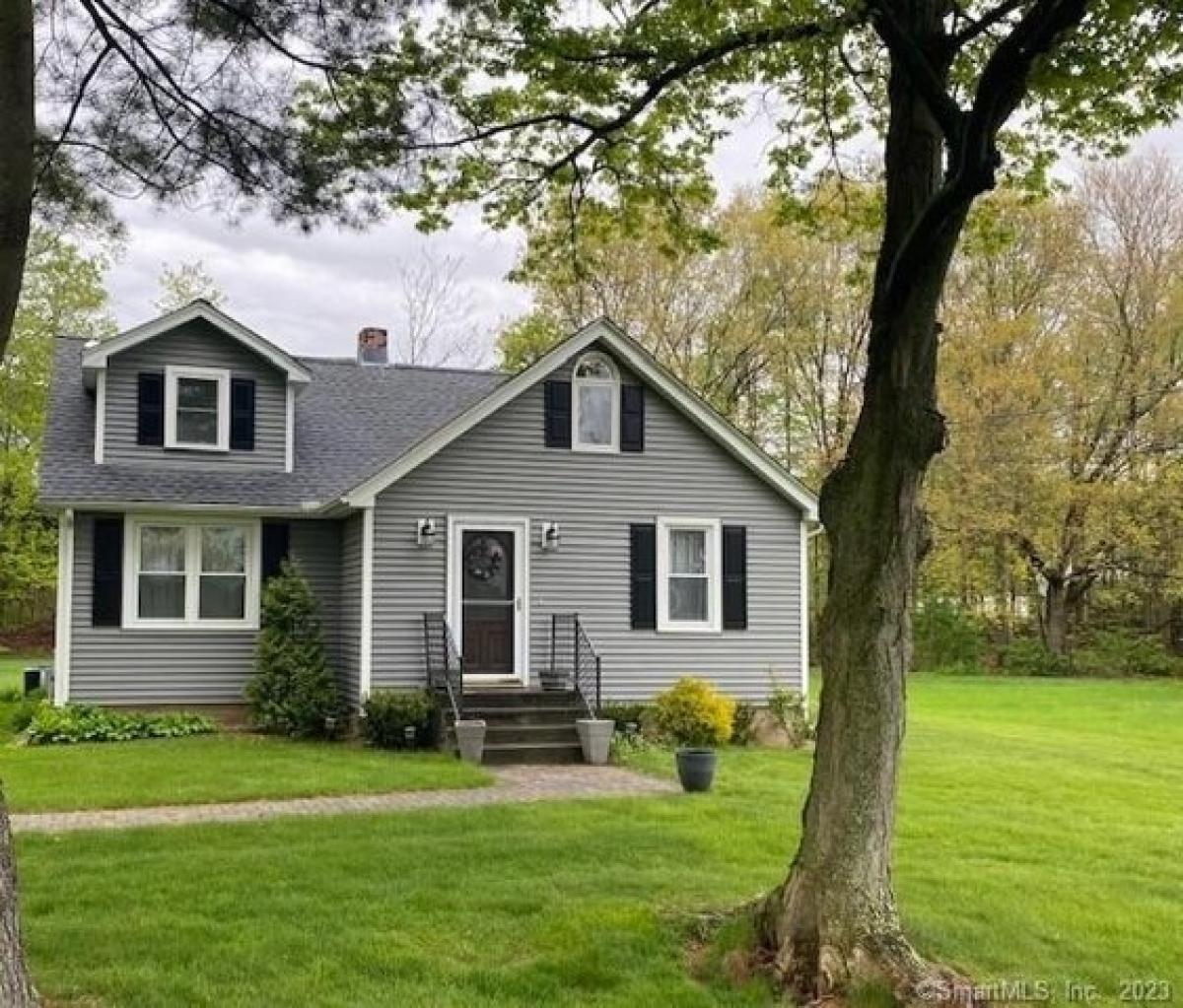 Picture of Home For Sale in Cromwell, Connecticut, United States