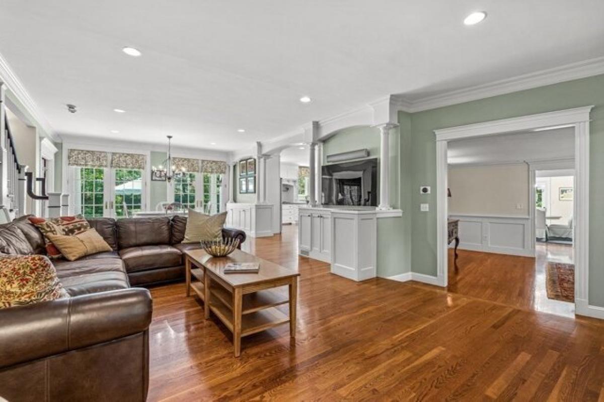Picture of Home For Sale in Wellesley Hills, Massachusetts, United States