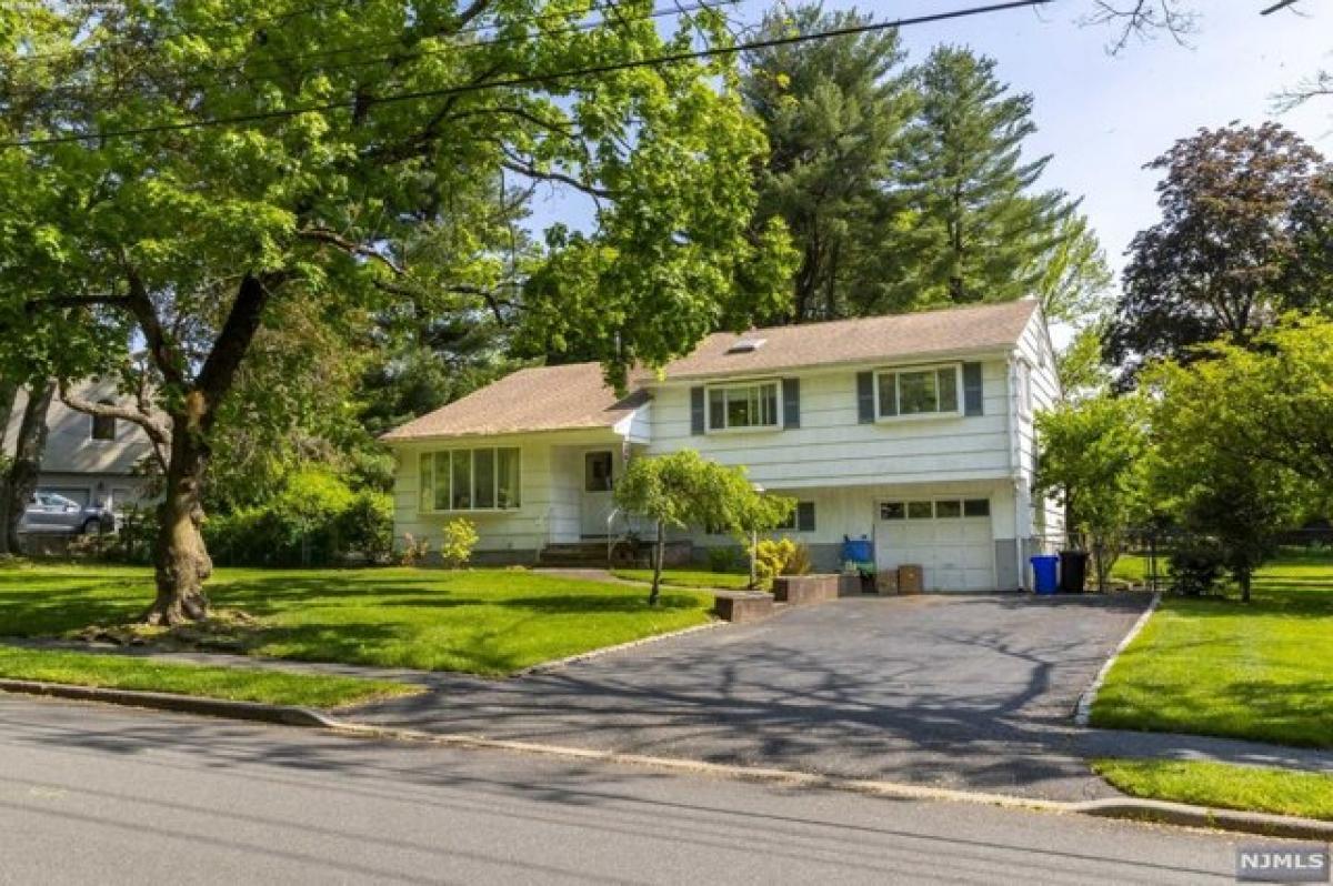 Picture of Home For Sale in Closter, New Jersey, United States