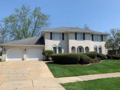 Home For Sale in Willowbrook, Illinois