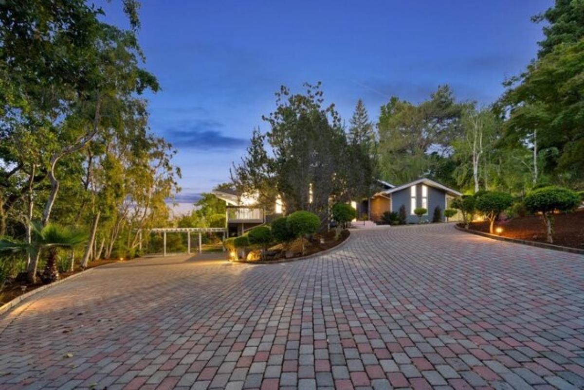 Picture of Home For Sale in Los Altos Hills, California, United States