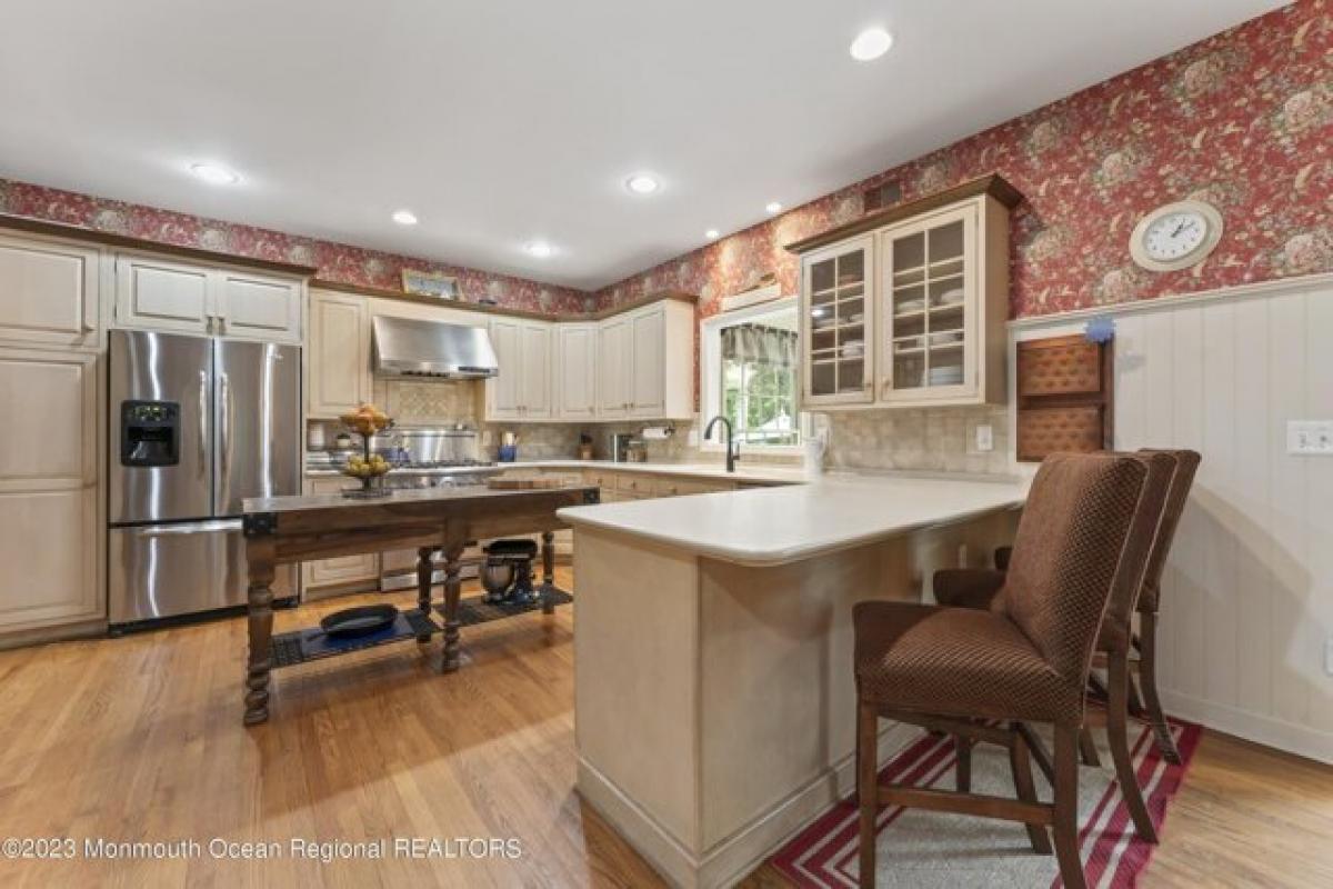 Picture of Home For Sale in Lincroft, New Jersey, United States
