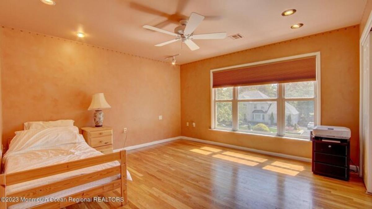 Picture of Home For Sale in Morganville, New Jersey, United States
