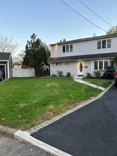 Home For Rent in Commack, New York