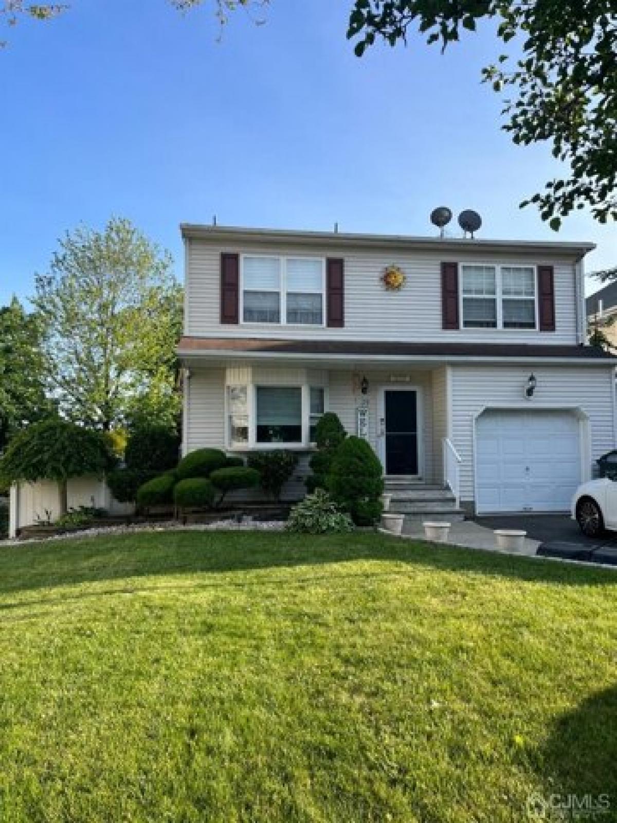 Picture of Home For Sale in Fords, New Jersey, United States